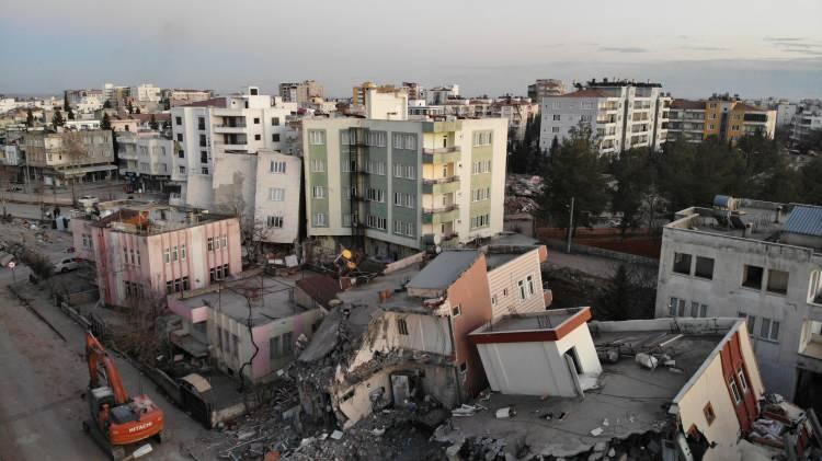<p>Adıyaman’da dron ile havadan çekilen görüntüler ise depremin sebep olduğu yıkımın büyüklüğünü gözler önüne serdi.</p>
