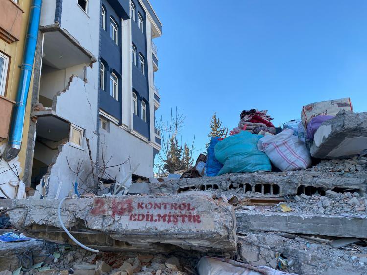 <p>"DEHŞET VERİCI BİR GECEYDİ"</p>

<p>Depremin ardından hasar gören binasındaki eşyalarını tahliye etmeye çalışan Yunus Işık isimli vatandaş, şehri terk etmek zorunda kaldıklarını belirterek, “Dehşet verici bir geceydi. Büyük bir gürültü ve sallantı ile uyandık. </p>
