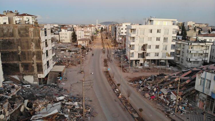 <p>Depremin ilk saatlerinde bizim yaşadığımız binanın bitişiğindeki binanın çöktüğünü ve evimizin girişini kapattığını gördük. Binadaki arkadaşlarla yardımlaşarak enkazın üzerinden dışarı çıktık. Yan binadan sesler geliyordu. Saat 05.00 sıralarında 4 tane yaralı çıkarttık. Ama ondan sonra bir şey yapamadık. Şu anda da eşyalarımızı tahliye etmeye çalışıyoruz. </p>

