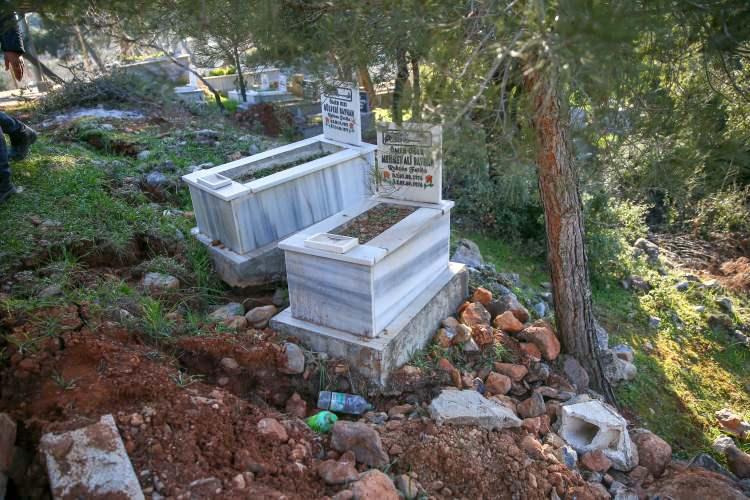 <p>"Meğerse ön tarafımızdan fay hattı geçiyormuş. Hava aydınlandı, enkaz altında kalanları çıkarmaya çalıştık, sonra fark ettik ki 1,5-2 metre yarık oluşmuş. Mezarlık komple yarılmış. Yani bu anlatılacak gibi değil. Bu deprem değil de kıyamet desem yeridir. Allah hepimizin yardımcısı olsun. Sonradan da vatandaşlar yardım için koşuştu. AFAD geldi, devletimizden de Allah razı olsun. Elinden gelen yardımı yaptı."</p>
