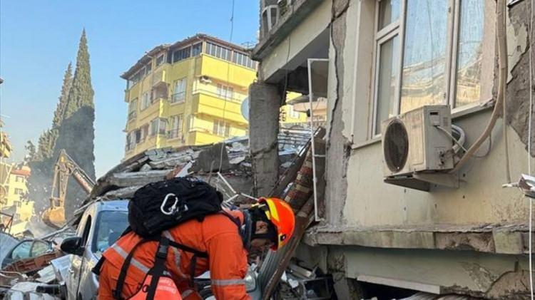 <p><span style="color:#800000"><strong>Türkiye'yi sarsan Kahramanmaraş merkezli, 10 ili etkileyen 2 büyük depremde 35 bini aşkın kişi hayatını kaybetti. Depremin en çok etkilediği illerden Hatay'da yüzlerce bina yerle bir oldu. </strong></span></p>
