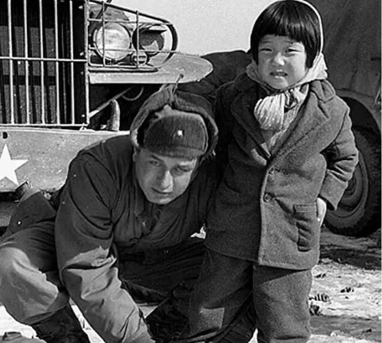 <p><span style="color:#800000"><strong>Savaşta ailesini yitiren &ccedil;ocuklara sahip &ccedil;ıkan T&uuml;rk askerleri ise, her iki &uuml;lkenin de &ouml;nemli değerlerindendi. Astsubay S&uuml;leyman Dilbirliği ve manevi kızı Ayla'nın yanı sıra Y&uuml;zbaşı S&uuml;leyman Pulat ile kızı Seul'un tarihi kareleri, iki halk arasındaki kardeşliğin &ouml;nemli kareleri olarak biliniyordu. T&uuml;rkiye'deki deprem felaketinin ardından canla başka &ccedil;alışan G&uuml;ney Koreli ekip de benzer kareler yaşamıştı.</strong></span></p>

<p>​</p>
