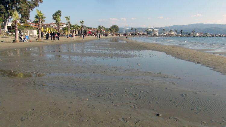 <p>Bu nedenle şu an için depremden kaynaklı olduğunu söylememiz doğru olmaz. Diğer taraftan gezegenler aynı denizleri çektiği gibi kıtaları da etkilemektedir.</p>
