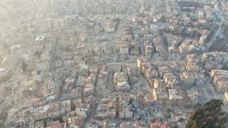 <p>Deprem felaketinin 8'inci gününde Antakya'da çekilen dron görüntülerine, insanların ve ekiplerin enkaz çevresindeki kurtarma çalışmaları ve oluşan yoğunluk yansıdı.</p>
