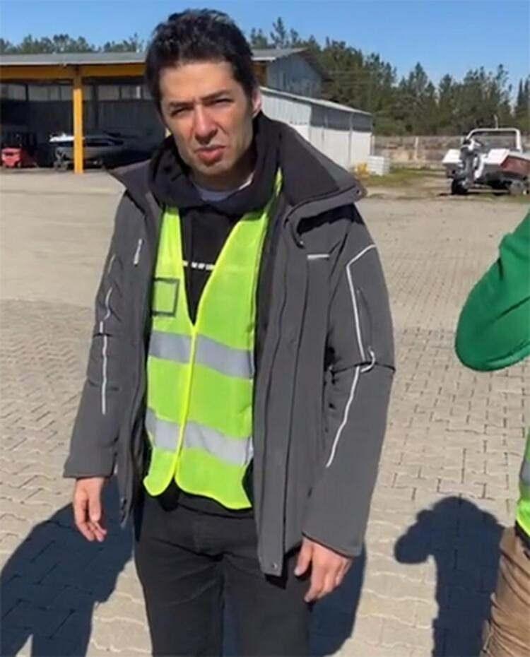 <p><span style="color:#000000"><strong>Önceliğin gıda malzemesi olduğunun altını çizen ünlü oyuncu, "Yorgan, giyim, bebek bezi, bebek maması, ilaca kadar depremzedelerin ihtiyaçlarını karşılıyoruz. Suları depoladığımız bir alan var. Araçlara yakıt sağlayabilecek bir alan oluşturduk. Her gün 4 binden fazla depremzedemizin gıda ihtiyacını gideriyoruz. Bir de 2000’den fazla konteyner tesis edeceğiz." diyerek sözlerini tamamladı.</strong></span></p>