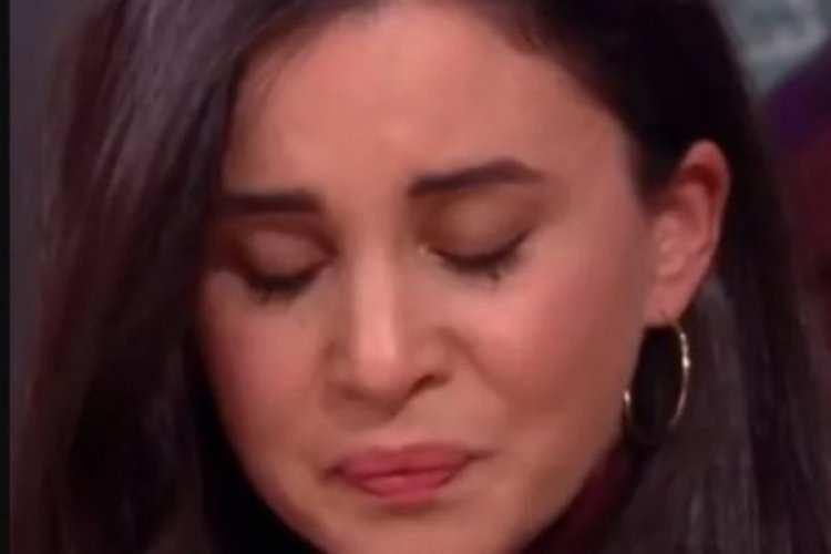 <p><strong>DAHA ÖNCE NELER OLDU?</strong></p>
<p><span style="color:#000000"><strong>Ünlü şarkıcı Karsu, önceki gün katıldığı bir televizyon programında gözyaşlarına boğuldu. </strong></span><span style="color:#000000"><strong>Ağlayarak yaşadığı zorlu süreci anlatan ünlü şarkıcı şu ifadeleri kullandı:</strong></span></p>
<p><span style="color:#000000"><strong>"Aliye halamı, çocuklarını ve torunlarını, kuzenim Tuna ablamı, eşini ve oğlunu, kuzenim Aytül ablam eşini ve 3 kızını, Meral Teyzemi kaybettik... 89 yaşındaki nenemi ve amcamı kurtarabildiler. Anlatmama gerek yok, bütün Türkiye bunları yaşıyor.</strong></span></p>