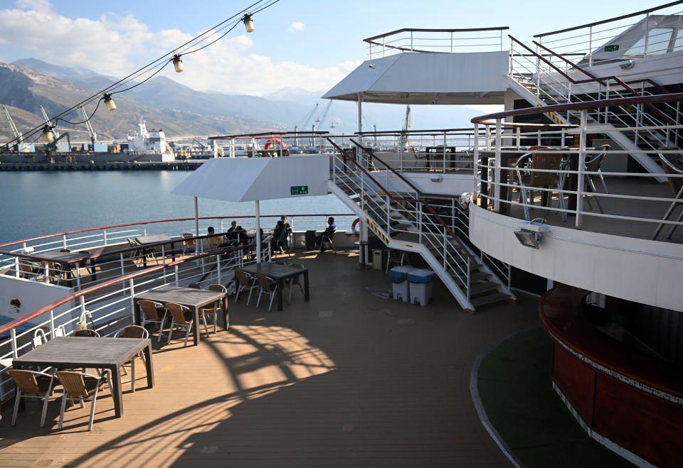 <p>İskenderun bir körfez, deniz kentimiz. Limanları müsait. Akdeniz, Ege'de hizmet veren yataklı gemilerle de irtibata geçtik. </p>
