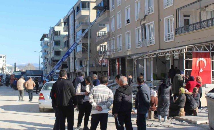 <p>1) Afet gören alanlarda “yıkık” ve “acil yıktırılacak yapı” niteliğinde olduğu belirlenen yapılara kısa süreliğine de olsa girilmesi ve eşya alınması kesinlikle yasaktır.</p>
