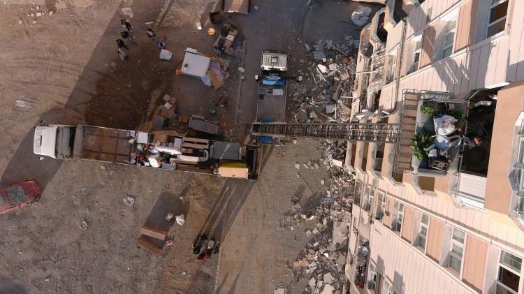 <p>7) Yapıya kontrollü 2 saat girilebilir raporu verilmesi durumunda, 2 saat içerisinde en fazla 4 kişi binaya girmek suretiyle eşyalarını alabilecektir. (Yapıya sabitlenmiş ve sökümü esnasında titreşim yaratacak her türlü faaliyet kesinlikle yasaktır. Mutfak dolabı, kalorifer peteği, pvc kapı pencere, her türlü yapıya monte aksamlar, elektrik ve aydınlatma tesisatı vb eşyaların sökülmesi alınması kesinlikle yasaktır.).</p>
