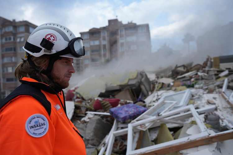 <p><span style="color:#000000"><strong>Kahramanmaraş merkezli 7.7 ve 7.6 büyüklüğündeki depremler, Kilis, Diyarbakır, Adana, Osmaniye, Gaziantep, Şanlıurfa, Adıyaman, Malatya ve Hatay'da büyük yıkımlara neden oldu.</strong></span></p>
