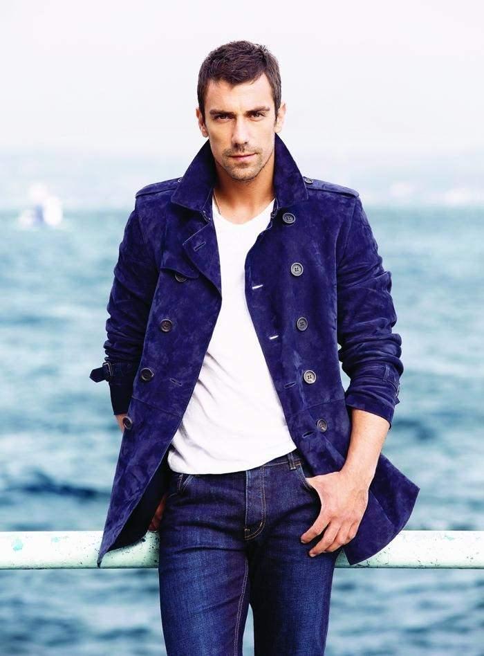 <p><span style="color:#800000"><strong>İbrahim Çelikkol'un deprem bölgesinde yardım çalışmalarına katıldığı, habersiz çekilen fotoğrafları ile ortaya çıkmıştı.</strong></span></p>
