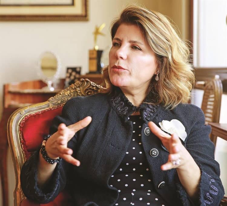 <p><span style="color:#800000"><strong>"OLAĞAN&Uuml;ST&Uuml; BİR TOPLUMSAL DAYANIŞMA &Ouml;RNEĞİDİR"</strong></span></p>

<p><em><span style="color:#000080"><strong>"Bu &ccedil;apta bir doğal afet karşısında vatandaşlarımızın verdiği hızlı reaksiyon etkileyicidir. Milletimiz &uuml;zerine d&uuml;şeni fedakarca ve m&uuml;kemmel bir şekilde yapmıştır. Olağan&uuml;st&uuml; bir toplumsal dayanışma &ouml;rneğidir."</strong></span></em></p>

<p><span style="color:#4B0082"><strong>Bundan sonra depremzedeler i&ccedil;in başka ne yapılabilir sorusuna yanıt veren Bulut, depremzede &ccedil;ocukların psikolojik destek g&ouml;rmeleri gerektiğini kaydederek, </strong></span><span style="color:#000080"><strong>"Hem bedensel ve hem ruhsal yaralanmaların iyileştirilmesi i&ccedil;in etkin şekilde &ccedil;alışma y&uuml;r&uuml;tmemiz gerekir. Depremden etkilenen şehirlerimizin yeniden inşası i&ccedil;in, depremzede vatandaşlarımızın, başta barınma olmak &uuml;zere b&uuml;t&uuml;n ihtiya&ccedil;larının karşılanması i&ccedil;in kısa, orta ve uzun vadeli planlamaları hızla hayata ge&ccedil;irmemiz lazım. Devlet ve sivil toplum el ele, b&uuml;t&uuml;n sosyal girişimlerimizde depremin yaşandığı kentlerimize odaklanan &ccedil;alışmalara &ouml;ncelik vermeliyiz." </strong></span><span style="color:#4B0082"><strong>şeklinde konuştu.</strong></span></p>
