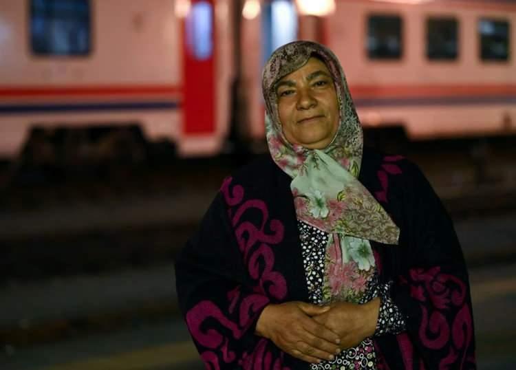 <p>Trende 5 kişilik ailesiyle kalan 50 yaşındaki Nida Karahan, deprem anında yaşadıklarını anlattı.</p>