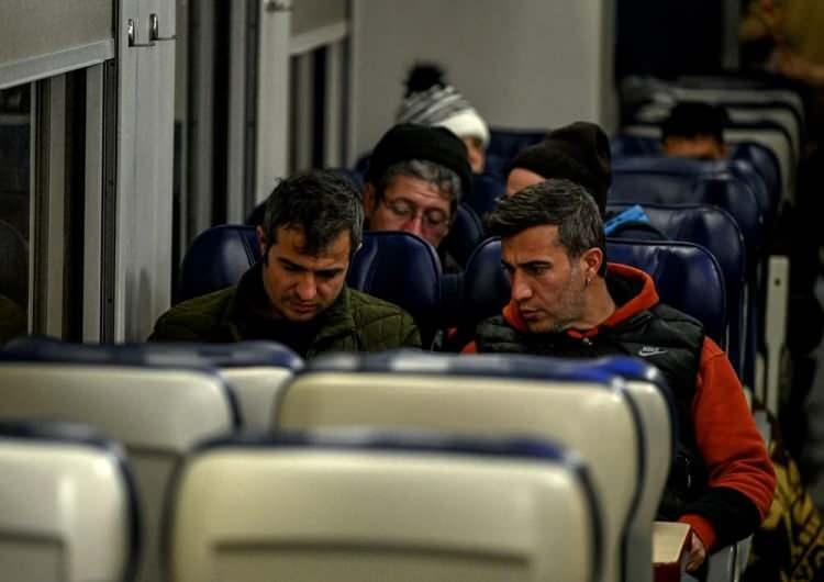 <p>Ailesinden 8 kişiyle trende kalan 42 yaşındaki Mahmut Harun Alkan da hayatları boyunca unutamayacakları bir deprem yaşadıklarını söyledi.</p>
