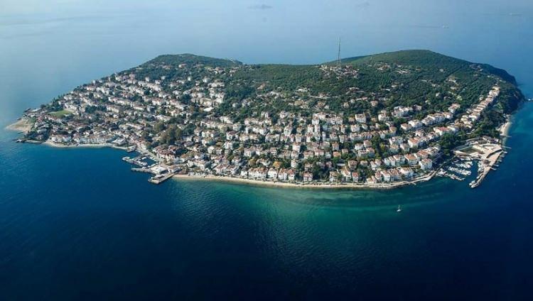 <p>Yapım tarihi 2000 ve öncesine ait bina sayısının en düşük kaldığı ilçe 5 bin 325 adetle Adalar olurken,</p>
