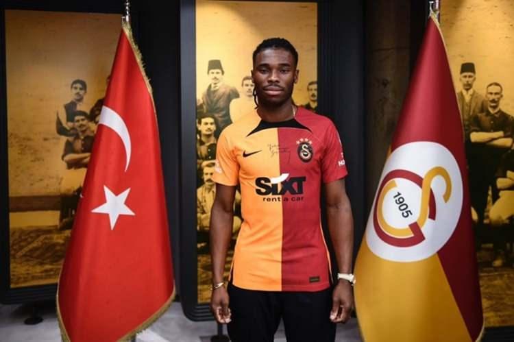 <p>Sam Adekugbe<br />
<br />
Eski takımı: Hatayspor<br />
<br />
Yeni takımı: Galatasaray</p>
