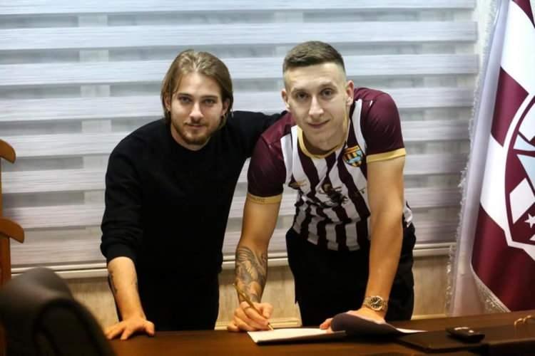 <p>Ivan Saponjic<br />
<br />
Eski takımı: Slovan Bratislava<br />
<br />
Yeni takımı: Bandırmaspor</p>
