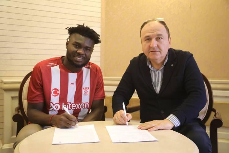 <p>Jordy Caicedo<br />
<br />
Eski takımı: Tigres UANL<br />
<br />
Yeni takımı: Sivasspor</p>