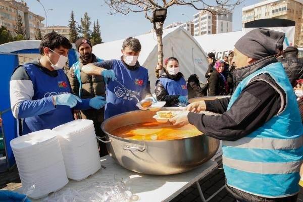 <p>Azerbaycan’ın gönderdiği insani yardımların içinde 6481 çadır, 4491 ısıtıcı, 582 jeneratör, 2578 uyku tulumu ve 96 mobil tuvalet yer aldı.</p>
