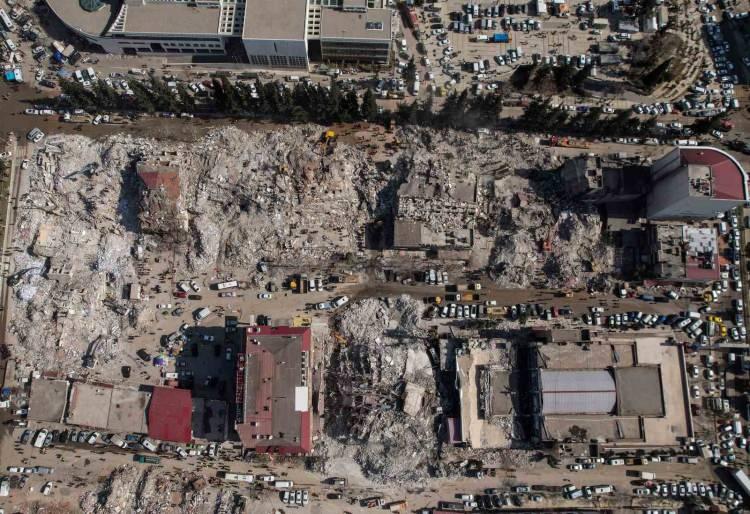 <p>6 Şubat tarihinde Kahramanmaraş merkezli 7.7 ve 7.6'lık depremler, Türkiye'de büyük yıkıma yol açtı. </p>
