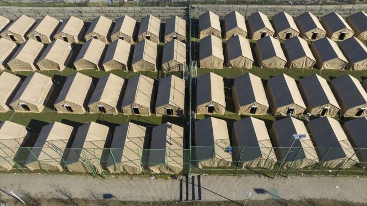 <p>Kahramanmaraş Sütçü İmam Üniversitesi (KSÜ) kampüsünde kurulan çadır kentte, mobil fırınlarda hazırlanan yemekler Azerbaycanlı gönüllülerce depremzedelere ikram ediliyor.</p>