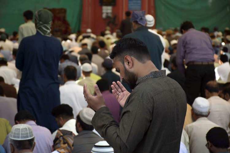 <p>Pakistanlı Müslümanlar, Karaçi kentinde bulunan Yeni Memon Mescidi'nde kıldıkları cuma namazının ardından Türkiye'deki depremzedeler için dua etti.</p>