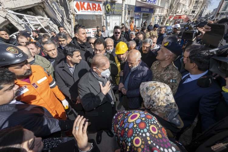 <p>Şerif, binlerce çocuğun okul, aile ve eve ihtiyacı olduğuna dikkati çekerek, "Yorulmaksızın çalışan Türk kardeşlerim ve bakanlarla çok gurur duyuyorum. Ayrıca durmadan çalışan ve enkaz altından birçok kişiyi kurtaran Pakistanlı ekiple de gurur duyuyorum." diye konuştu.</p>
