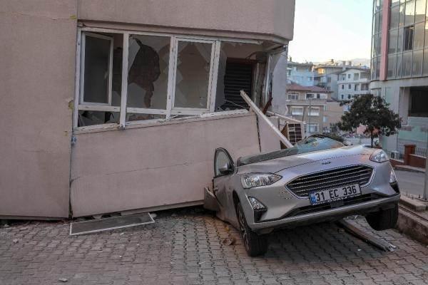 <p>Depremin en çok yıkıma ve hasara yol açtığı yerlerden Hatay'ın Antakya ilçesinde bazı binaların yıkılmasını, park halindeki araçlar önledi. Bazı araçların, yan yatmak üzere olan binalar ile zemin arasında sıkıştığı görüldü.</p>
