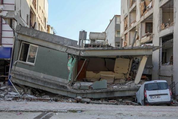 <p>Kentteki yüzlerce bina, yerle bir olurken, yıkılan yapıların çoğunda iş makineleriyle enkaz kaldırma çalışmalarına başlandı. </p>
