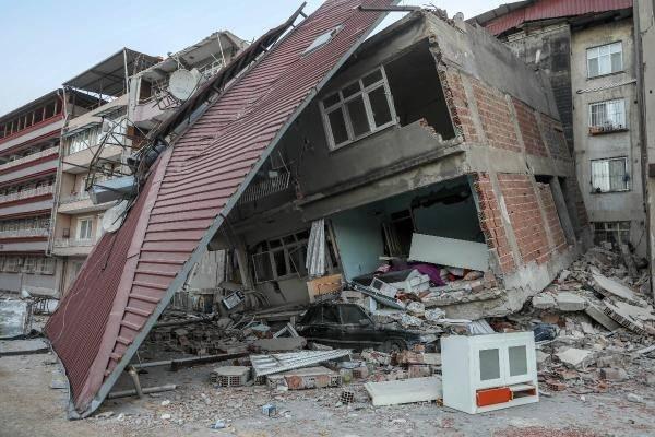 <p>Kentte depremin etkisiyle bazı binalar, yan yatarken, bazı binalar ise olduğu yere çöktü. Önünde araçların park halinde olduğu bazı binaların devrilmesini ise park halindeki bu araçlar engelledi. </p>
