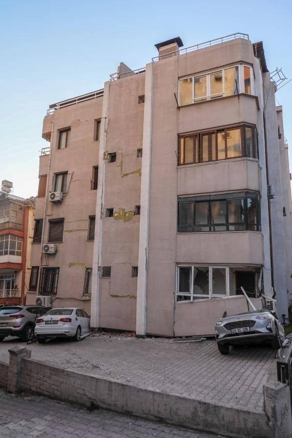 <p>Binaların altında sıkışan araçlar, ilginç görüntü oluşturdu. </p>

