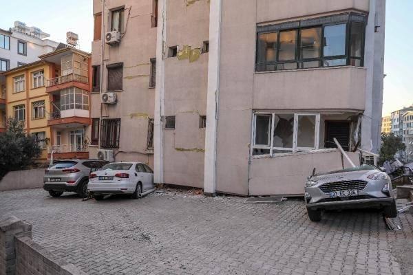 <p>Antakya ilçesindeki binanın, otoparktaki 3 otomobilin üzerine doğru devrildiği, yine aynı ilçede yan yatan evin de sokakta park halindeki araca doğru çöktüğü görüldü.</p>
