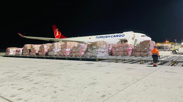 <p>Kahramanmaraş merkezli depremlerden zarar gören Türkiye ve Suriye'deki afetzedeler için Körfez ülkelerinde bir haftada toplanan yardımlar 370 milyon doları geçti.</p>

<p>​</p>
