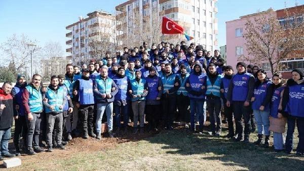 <p>Azerbaycanlı gençlerden tıbbi eğitim almış olanlar TÜGVA’nın seyyar eczanesinde çalıştığı, gıda dağıtımı yaptıkları diğer gönüllülerin ise depremzede çocuklara psikolojik destek sağlamak için kurulmuş oyun çadırlarında görev aldığı kaydedildi.</p>
