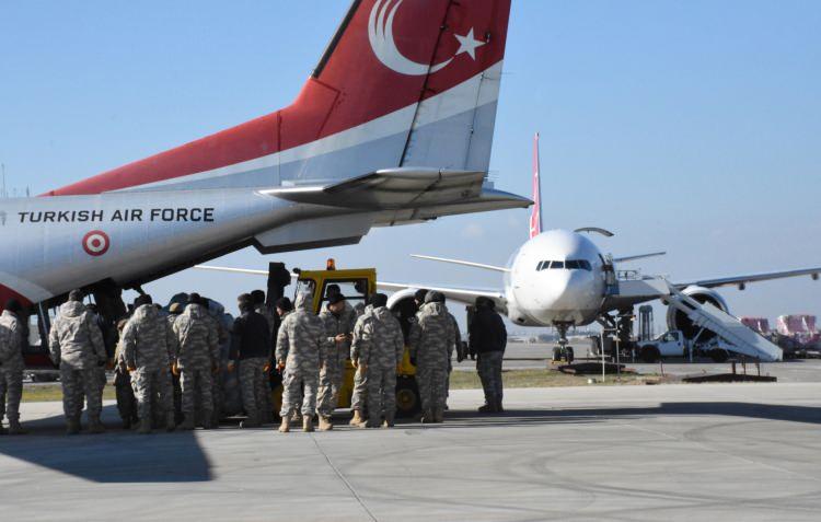 <p>Çadır, yatak, battaniye, yorgan, yastık, jeneratör, ısıtıcı gibi insani yardım materyallerinin yanı sıra gıda ve medikal malzemelerin olduğu paketler, İncirlik 10. Tanker Üs Komutanlığında oluşturulan "hava yardım koridoru" ile depremzedelere ulaştırılması için askeri uçak ve helikopterlere yükleniyor.</p>
