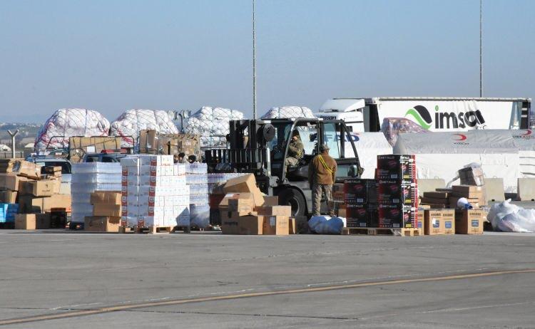 <p>Yardım malzemeleri Kara, Deniz ve Hava Kuvvetleri Komutanlıkları, Sahil Güvenlik Komutanlığı ile Jandarma Genel Komutanlığına ait çok sayıda helikopter ve kargo uçağıyla depremden etkilenen illere naklediliyor.</p>
