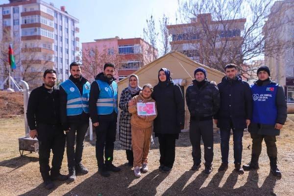 <p>Kahramanmaraş’ın çeşitli noktalarında faaliyet gösteren 100 kişilik gönüllü Azerbaycan gençlerinin üç ekibe ayrılarak insani yardım için Türkiye'nin depremden etkilenen diğer iki kenti Adıyaman ve Malatya’ya gideceği ifade edildi.</p>
