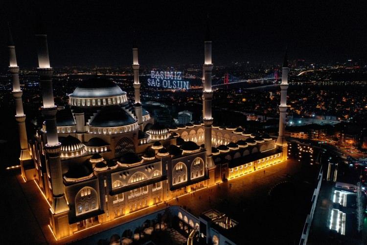 <p>Büyük Çamlıca Camisi'nin minareleri arasına, "Başımız Sağ Olsun", "Türk Bayrağı" ve "Miraç Kandilimiz Mübarek Olsun" yazıları yansıtıldı.</p>
