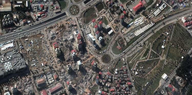 <p>Türkiye’yi sarsan deprem felaketinde yaşamını yitirenlerin sayısı her yeni açıklamada endişe yaratan boyutlara tırmanırken, Reuters, uluslararası uydu görüntüleme şirketi Maxar’dan elde edilen uydu fotoğraflarını dünya kamuoyu ile paylaştı.</p>

<p> </p>
