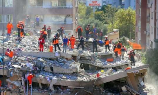 <p>6 Şubat Pazartesi günü Kahramanmaraş'ın Pazarcık ilçesinde saat 4.17'de 7,7; Elbistan ilçesinde saat 13.24'te 7,6 büyüklüğünde deprem olurken, Gaziantep'te de büyüklükleri 6,4 ile 6,5 olan iki deprem meydana geldi. </p>
<p><strong>Ünlü sanatçı Murat Kekilli, asrın felaketinde enkaz altında kalan kişilerin günler sonra kurtarılma anında "Allahu Ekber" diye atılan tekbiri eleştiren kişileri "Oley! mi?" deseydiler diye topa tuttu.</strong></p>
<p> </p>