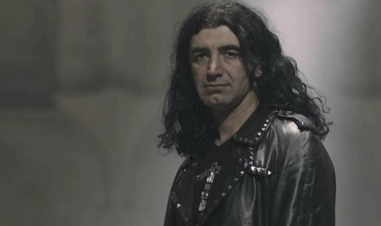 <p><span style="color:#800000"><strong> Murat Kekilli, asrın felaketinde enkaz altında kalan kişilerin günler sonra kurtarılma anında "Allahu Ekber" diye atılan nidaları eleştiren kişileri attığı tweetle topa tuttu. </strong></span></p>