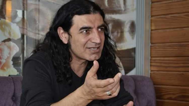 <p><span style="color:#B22222"><strong>Eline aldığı balyozla odun paletlerini tek tek kıran Kekilli, afet koordinasyon merkezinde ateş yakarak &ccedil;alışan kişilerin ısınmasını sağlıyor.</strong></span></p>

<p>&nbsp;</p>
