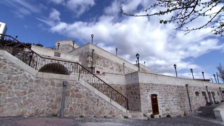 <p>(Darb-ı Sak Kalesi - Depremden önceki hali)</p>

<p>Kahramanmaraş merkezli depremlerden etkilenen Hatay'ın Kırıkhan ilçesindeki Darb-ı Sak Kalesi ve içerisinde bulunan Bayezid-i Bistami Türbesi afette zarar gördü.</p>

<p> </p>
