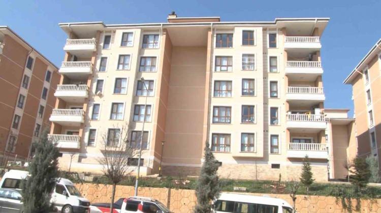 <p>Kahramanmaraş'ın Pazarcık ve Elbistan ilçeleri merkezli 7,7 ve 7,6 büyüklüğündeki depremlerden etkilenen Hatay'da TOKİ tarafından inşa edilen binalarda herhangi bir yapısal hasar olmadığı belirlendi.</p>