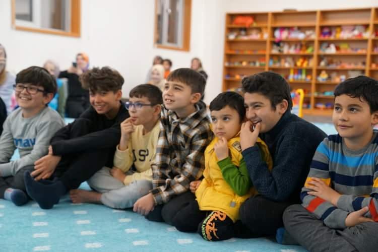<p>Çocuklara moral olmak için düzenlenen meddah ve kukla etkinliğiyle ilgili bilgi veren Çetin, “Misafirlerimize her anlamda destek olmayı sürdürüyoruz. Depremin belki de en çok etkilediği çocuklarımızın yaşadığı travmayı atlatabilmeleri, sosyalleşebilmeleri için etkinlikler düzenliyoruz. Depremzede çocuklarımıza psikososyal ve manevi rehberlik çerçevesinde destek sağlanıyor. Bir nebze yüzlerini güldürebilirsek ne mutlu bize” ifadelerini kullandı. </p>