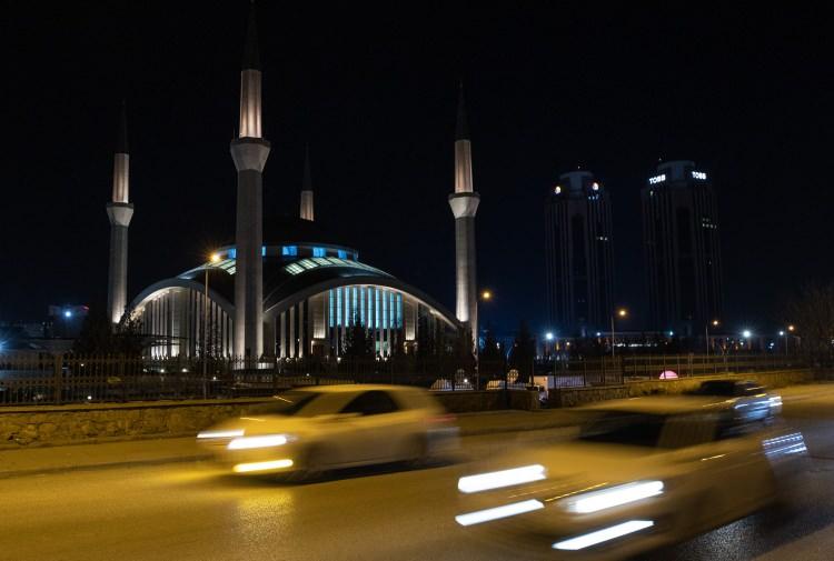 <p>Ankara'da Miraç Kandili dolayısıyla Ahmet Hamdi Akseki Camisi'nde program düzenlendi.</p>
