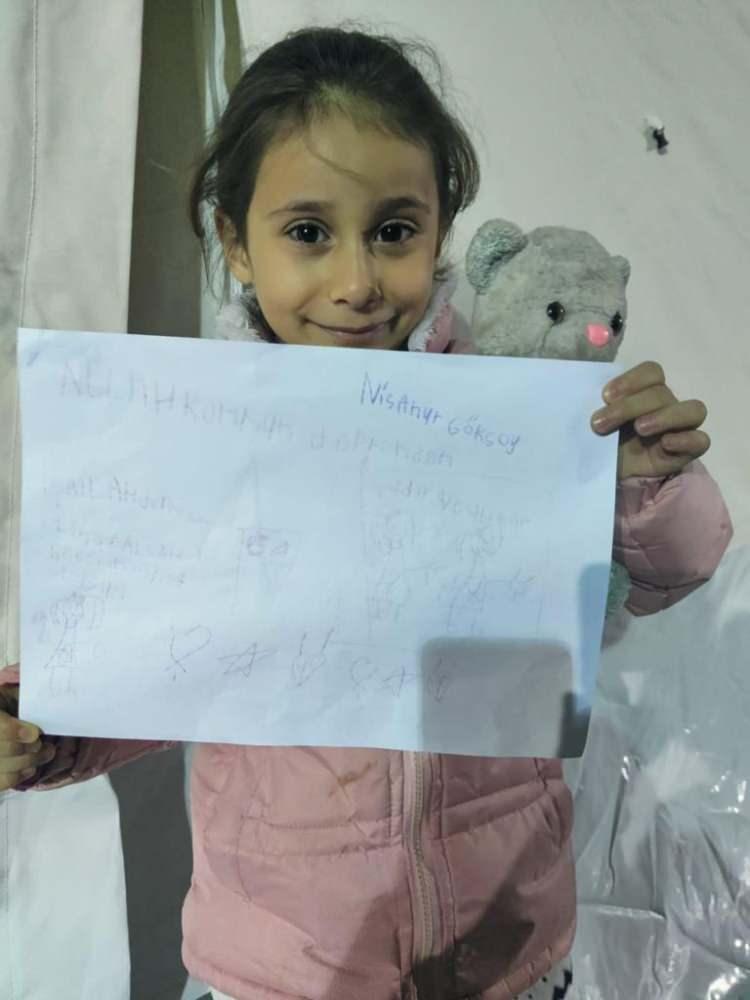 <p>Bazı çocuklar ise mektuplarının yanına harçlıklarından biriktirdikleri paraları da deprem bölgesinde kullanılması için gönderdi.</p>