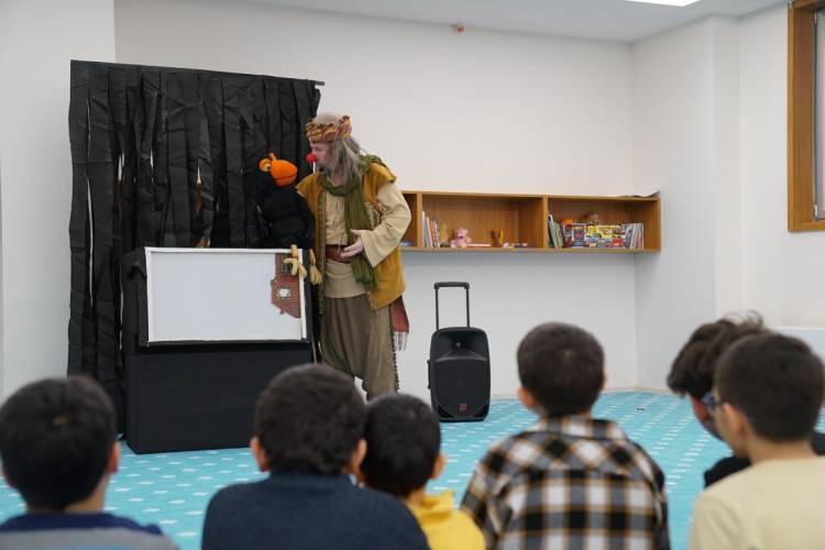 <p>Türkiye Diyanet Vakfı Genel Müdür Yardımcısı Abdurrahman Çetin, misafir edilen depremzedelerin ihtiyaçlarını Diyanet İşleri Başkanlığı ve Türkiye Diyanet Vakfı olarak karşıladıklarını ve çocuklara yönelik çeşitli etkinlikler düzenlediklerini anlattı. </p>
