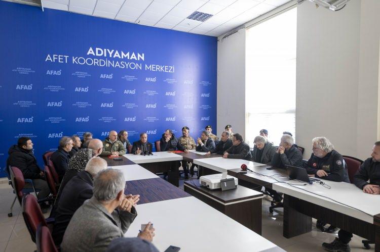 <p>Şerif, Cumhurbaşkanı Erdoğan ile dünkü görüşmesiyle ilgili "Kardeşim Cumhurbaşkanı Erdoğan ile görüşmemin ardından stratejimizi değiştirdik. Daha önce kışlık çadır, battaniye ve gıda gönderiyorduk. Şimdi sadece ısıtmalı ve yangın korumalı kışlık çadırlara odaklanacağız." şeklinde konuştu.</p>
