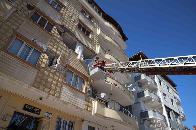 <p>2) Ağır hasarlı tüm yapılara giriş izni ve eşya alımı konusu, Çevre, Şehircilik ve İklim Değişikliği Bakanlığınca görevlendirilen uzmanların raporu doğrultusunda değerlendirilecektir.</p>
